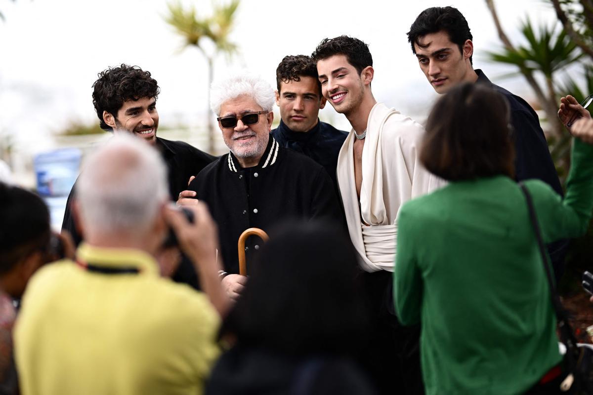 Pedro Almodóvar aterriza en Cannes. El cineasta estrena en Cannes el mediometraje ‘Extraña forma de vida’, con Ethan Hawke y Pedro Pascal, un wéstern protagonizado por dos gais que subvierte el género