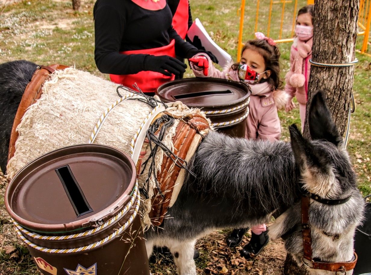 Los pajes recogen en Alcoy las cartas para los Reyes Magos