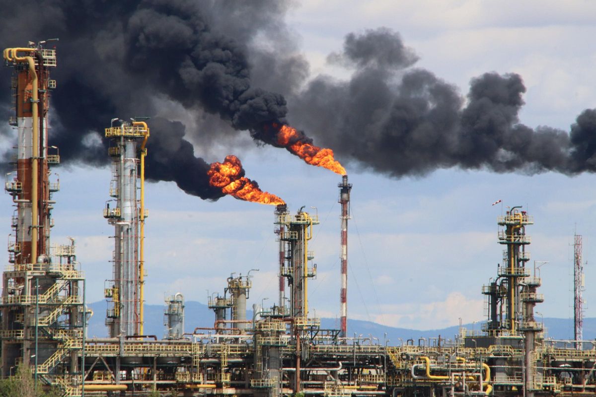 Las antorchas de la Petroquímica de Tarragona durante el apagón del 28 de abril de 2025.