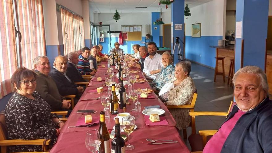 Valdés celebra la comida con las personas del concejo que pasan solas estas fiestas