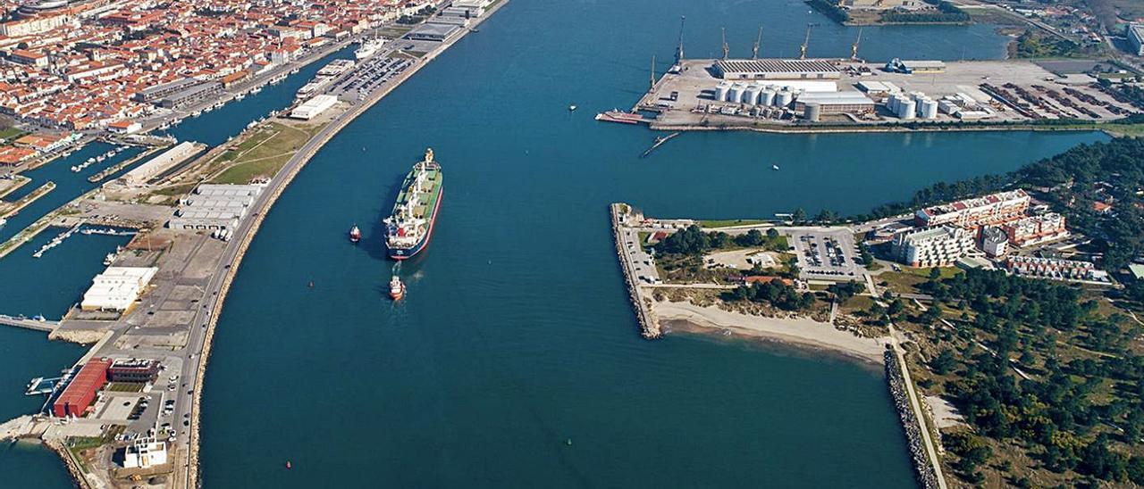 Vista aérea del puerto comercial de Viana do Castelo. |   // C. VIANA
