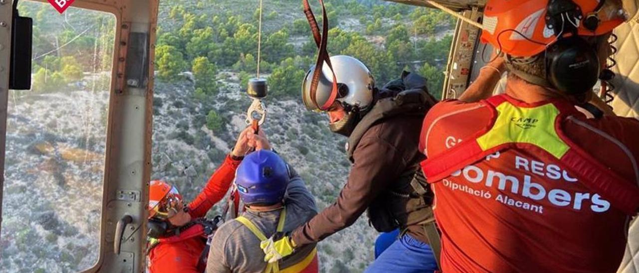 El momento del traslado del herido en el helicóptero del Grupo de Rescate de Montaña de los bomberos.