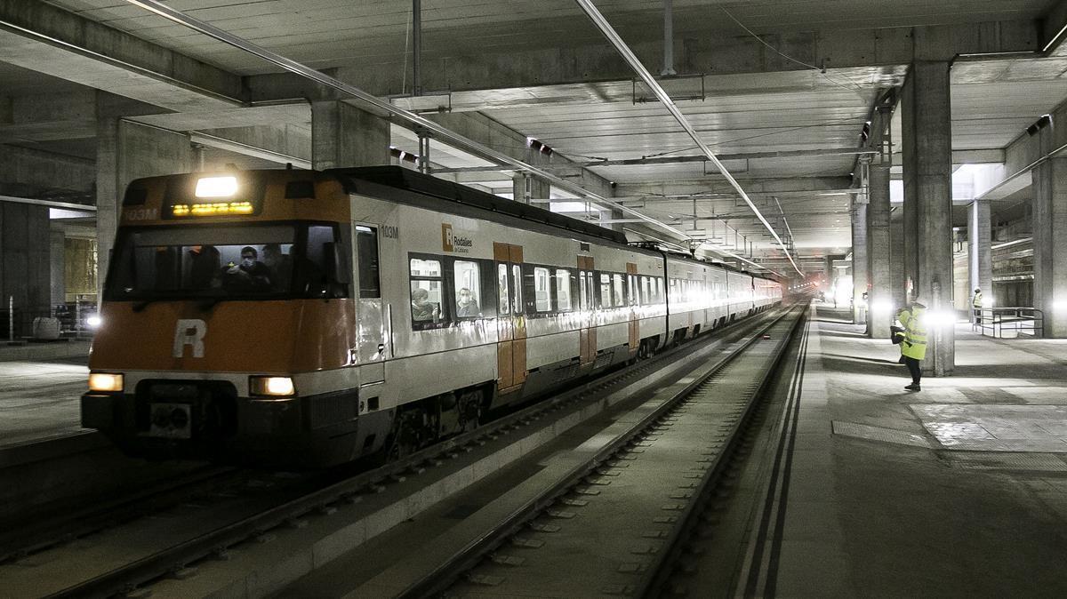 BARCELONA 08 12 2020  Els primers trens amb passatgers passen des d avui per l estacio de La Sagrera La R1 de Rodalies travessa les noves vies 11 anys despres de l inici de les obres  Fotografia de JOAN CORTADELLAS