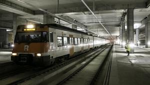 BARCELONA 08 12 2020  Els primers trens amb passatgers passen des d avui per l estacio de La Sagrera La R1 de Rodalies travessa les noves vies 11 anys despres de l inici de les obres  Fotografia de JOAN CORTADELLAS