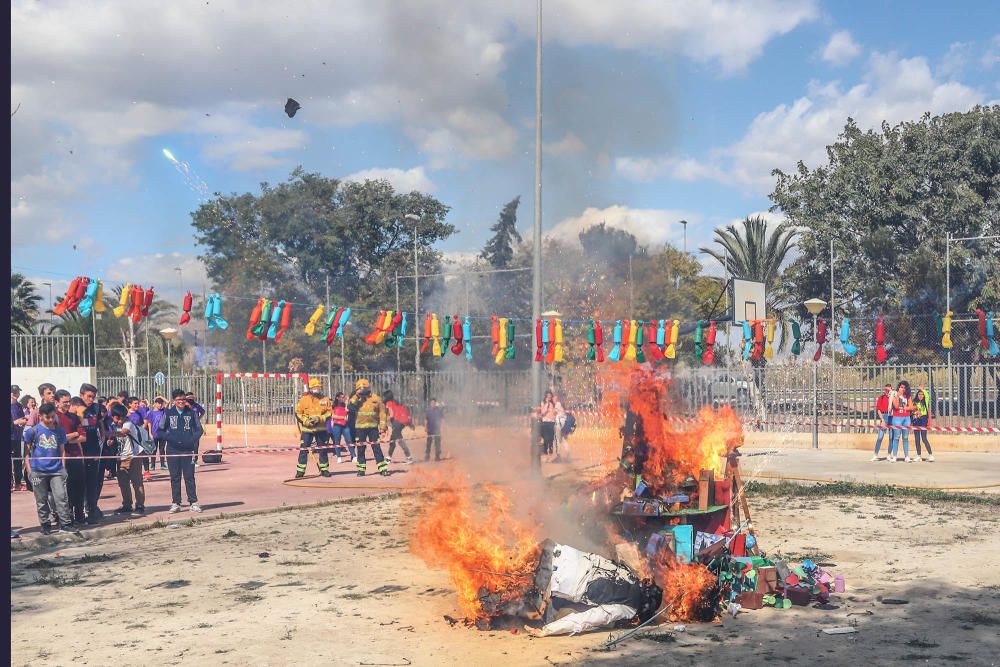 El Instituto recupera la tradición fallera que se celebraba hace lustros en el municipio y dedica el monumento al erudito local Thomas Villanova. Los alumnos recibieron una bañá primaveral por parte d