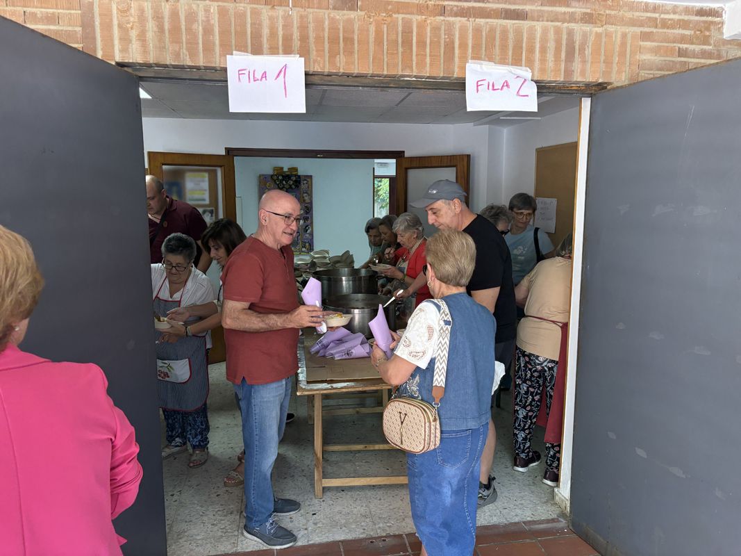 Fotogalería | Así se ha desarrollado la comida solidaria en la parroquia cacereña de Virgen de Guadalupe