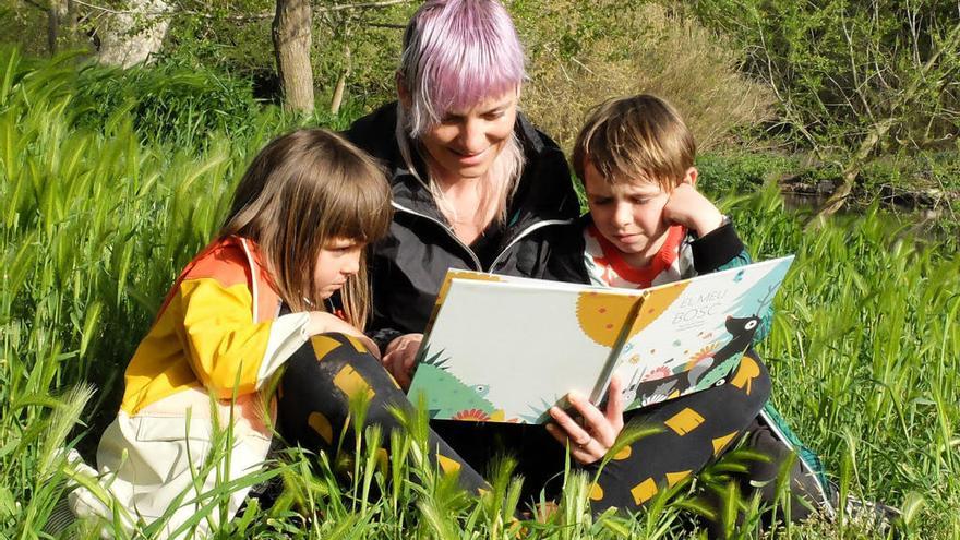 L&#039;autora del llibre amb els dos fills al parc del Ter, a Colomers, amb el llibre infantil