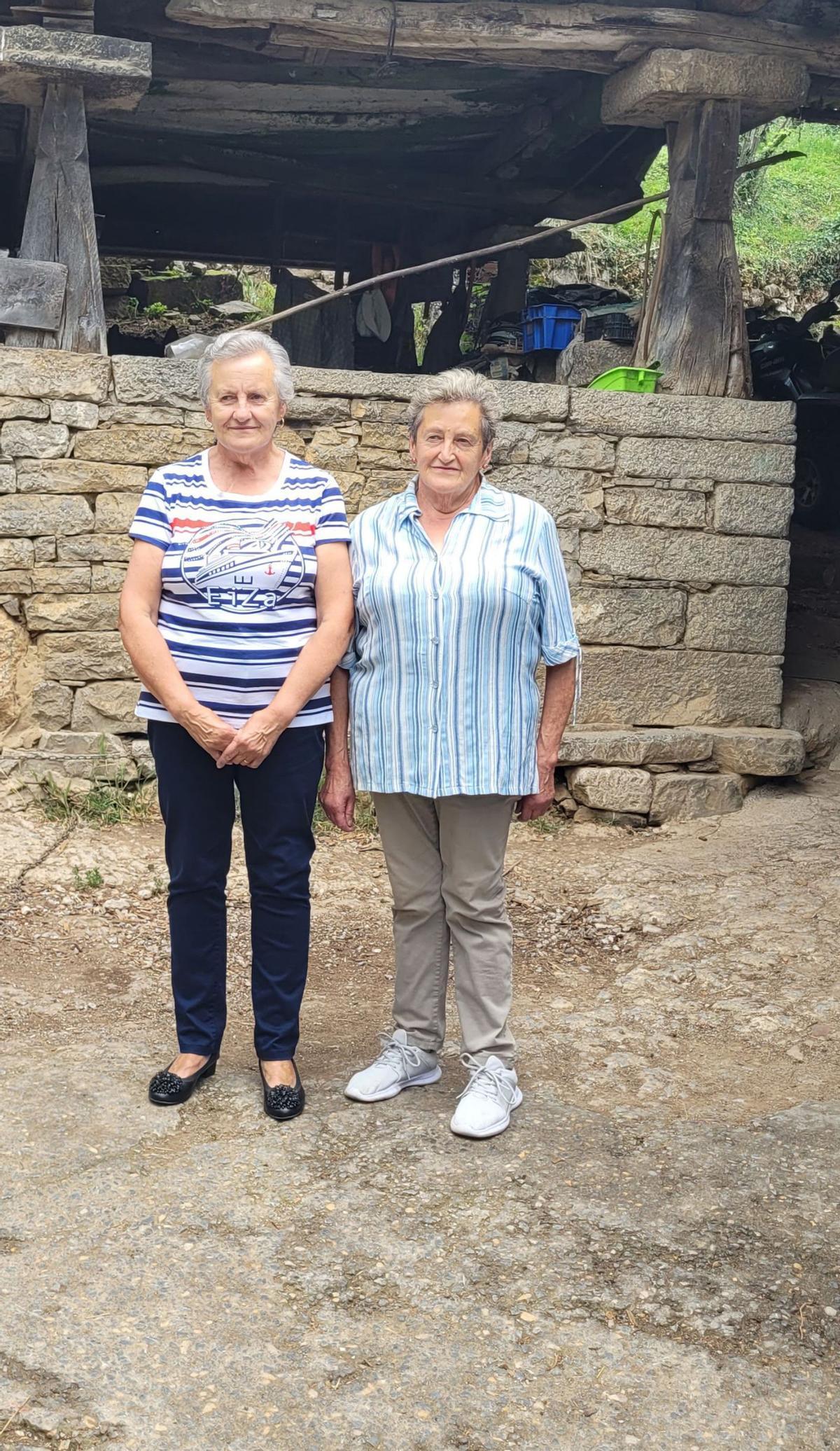 Las hermanas Mari Luz y Filomena Martínez Fernández, en 1958 y en la actualidad, junto a Ca Florento, en Cubia (Grado). | Fernando Delgado