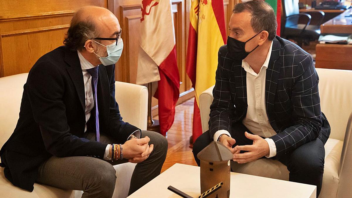 Javier Ortega y Francisco José Requejo, durante la reunión de este lunes.