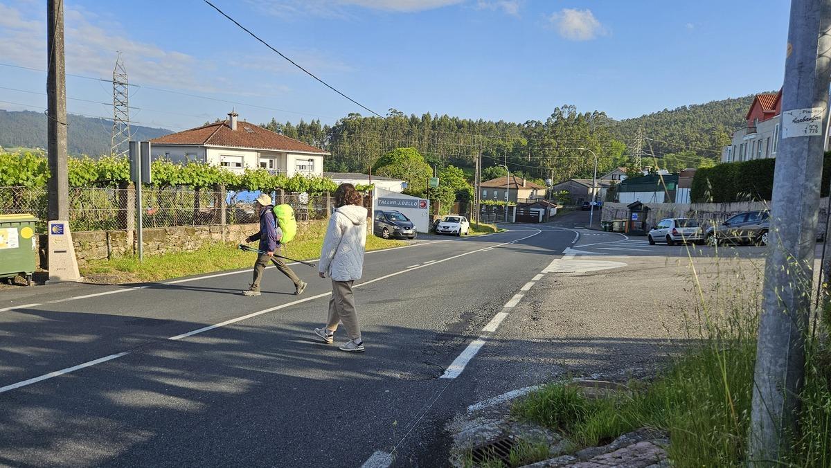 Punto da estrada AC 453 polo que teñen que cruzar actualmente os peregrinos en Ventosa