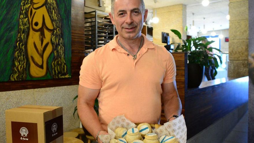 Pablo Sánchez con los panecillos con la bandera gallega.