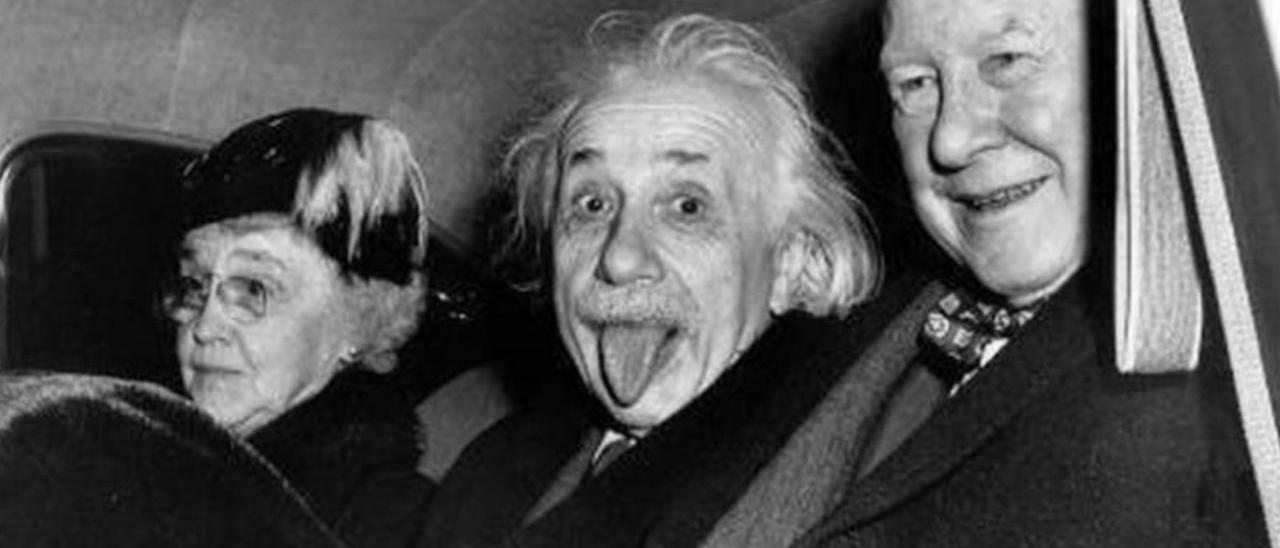 Albert Einstein saca la lengua, en una de las imágenes más famosas e irreverentes del físico alemán. Una foto tomada en 1951, tras su 72º cumpleaños. Le acompañaban Frank Aydelotte, director del Instituto de Estudios Avanzados de EE.UU (donde Einstein trabajaba) y la esposa del director, Marie Jeanette
