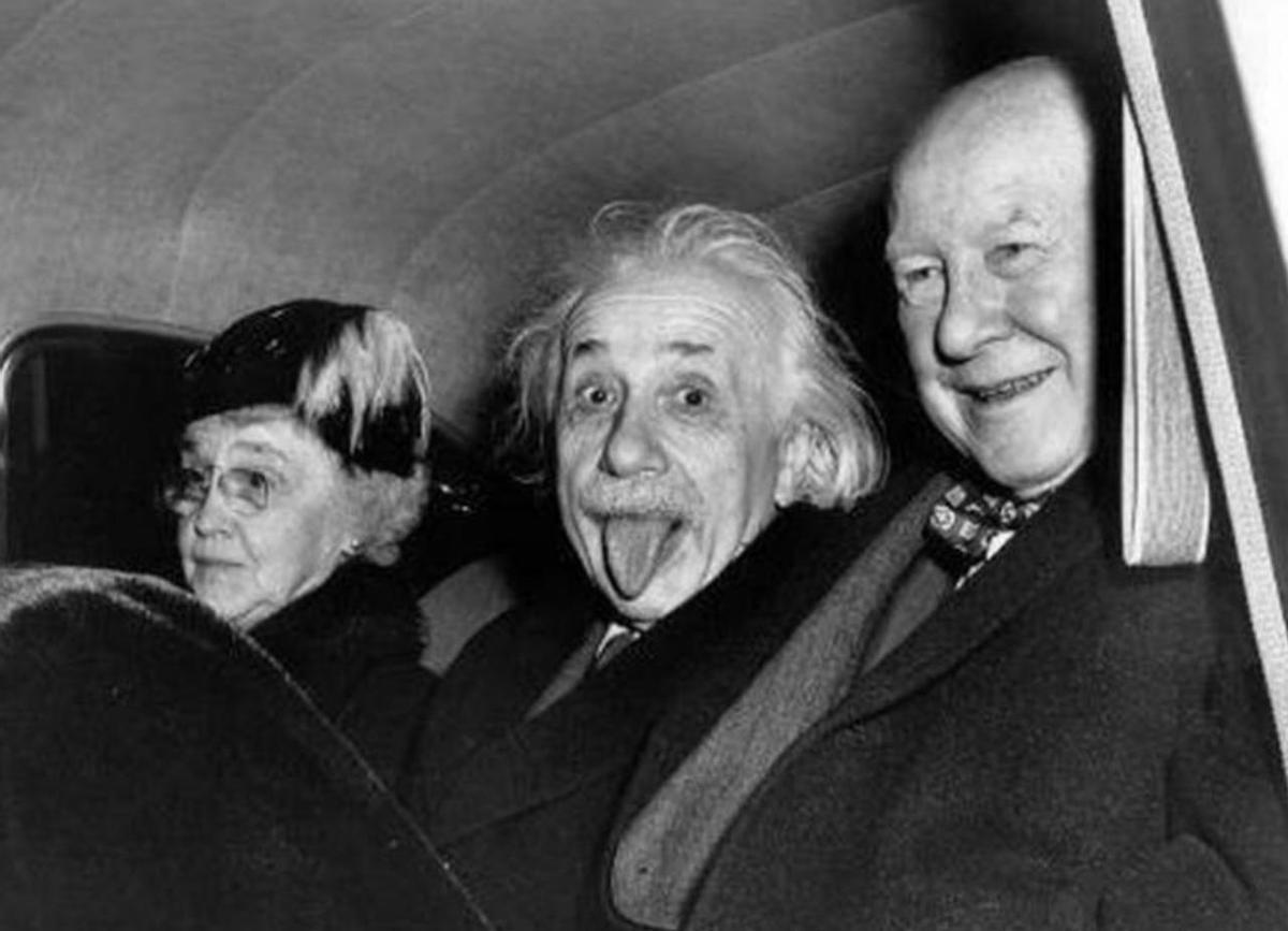 Albert Einstein saca la lengua, en una de las imágenes más famosas e irreverentes del físico alemán. Una foto tomada en 1951, tras su 72º cumpleaños. Le acompañaban Frank Aydelotte, director del Instituto de Estudios Avanzados de EE.UU (donde Einstein trabajaba) y la esposa del director, Marie Jeanette