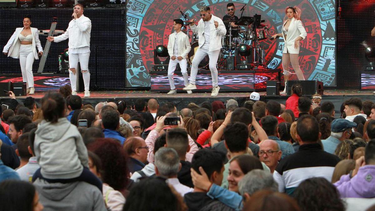 La orquesta La Fórmula, durante su actuación de ayer.