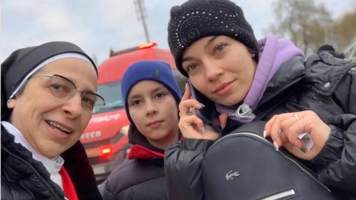 Sor Lucía Caram amb dos dels refugiats