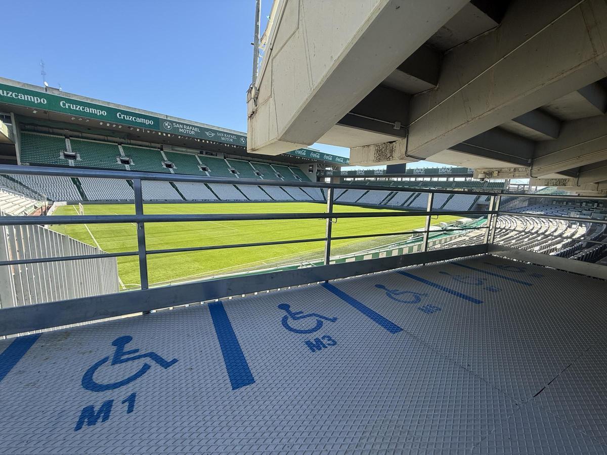 Espacios habilitados para minusválidos en la Tribuna de El Arcángel.
