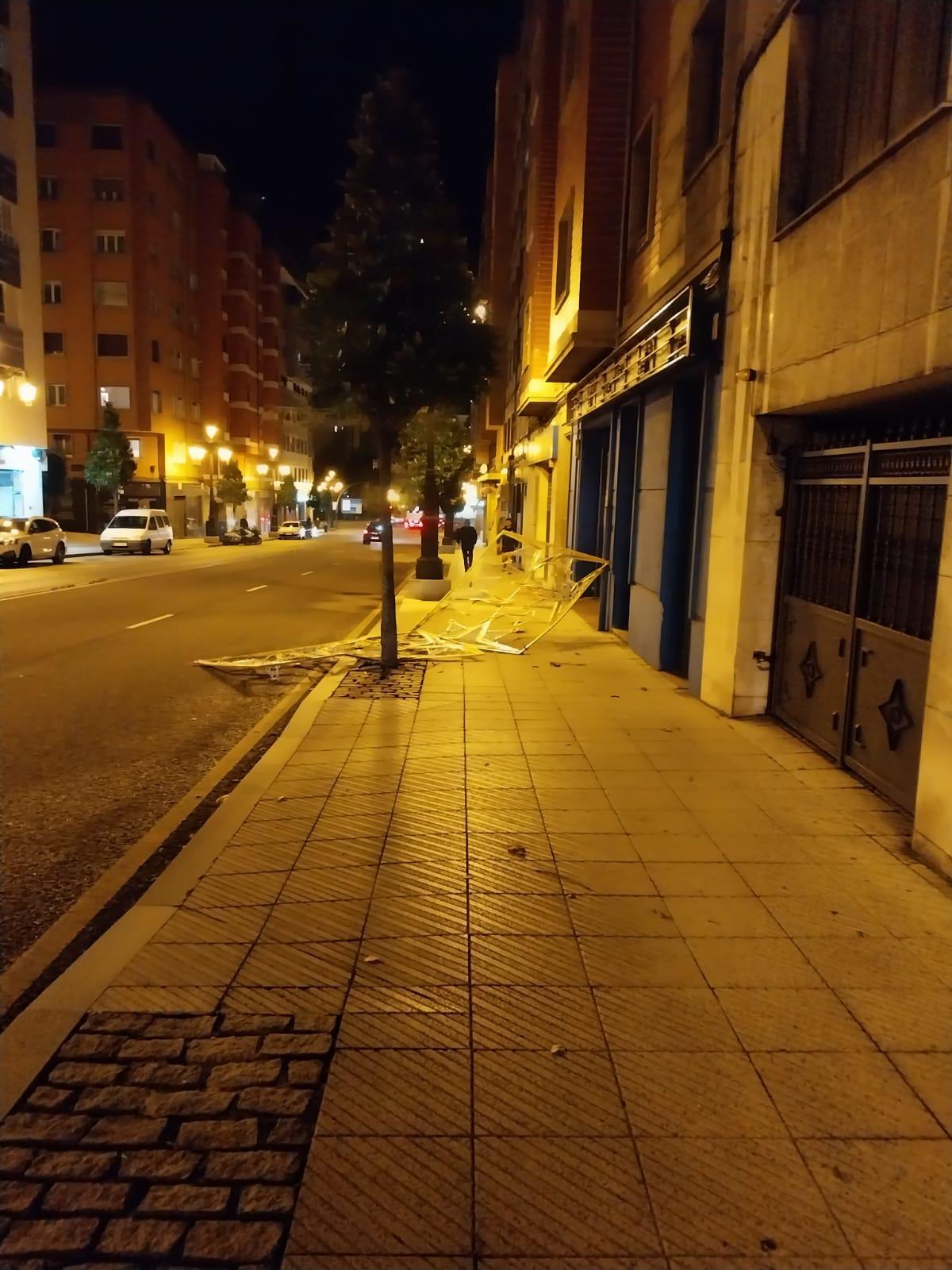 Luces de Navidad arrancadas por el viento en la calle González Besada de Oviedo.