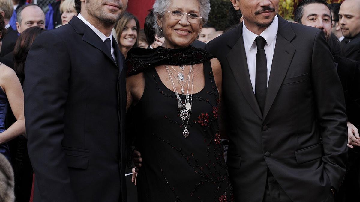 Pilar Bardem con sus hijos Javier y Carlos