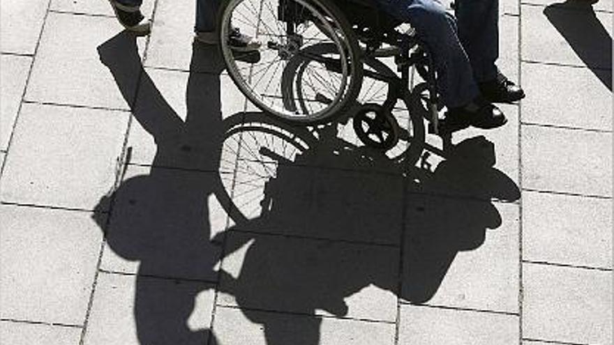 Desplaçar-se pel carrer pot convertir-se en una odissea per a les persones amb problemes de mobilitat.