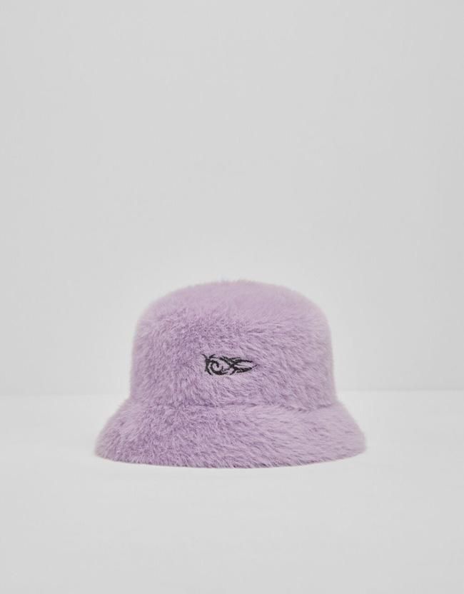 Sombrero 'bucket' afelpado, de Bershka