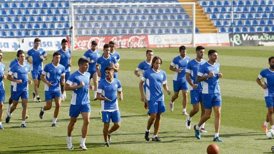 Los jugadores del Hércules durante un entrenamiento esta temporada en el Rico Pérez