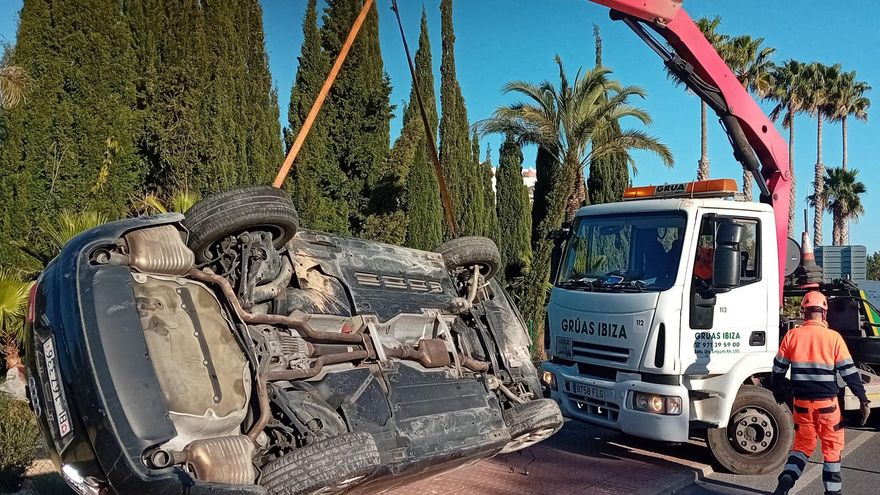 Un coche acaba destrozado y volcado en el arcén tras un espectacular accidente en Ibiza