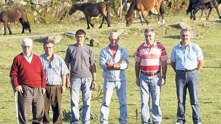Representantes de los ganaderos de la Serra da Groba y de O Galiñeiro, reunidos ayer en el curro de Mougás.  // José Lores