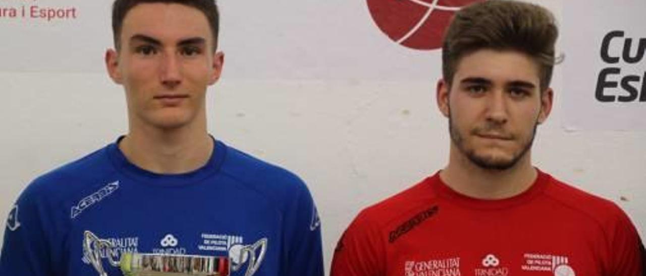 Ivan i Feo amb els trofeus de campió i subcampió Sub-23.