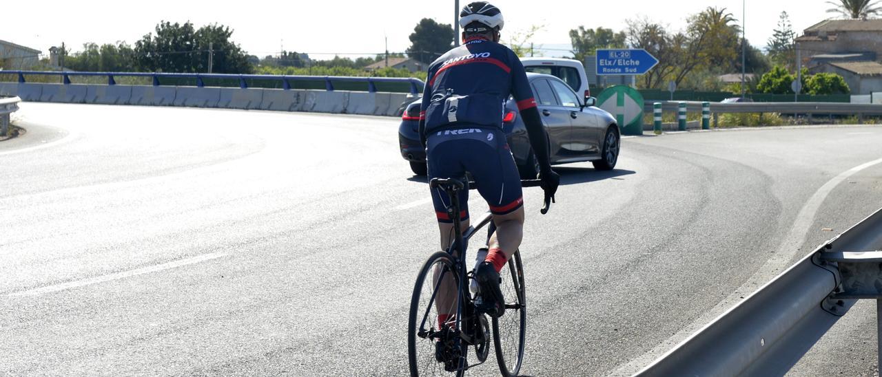 La rotonda de la Vía Parque no tiene enlace para el carril bici ni para paso de peatones