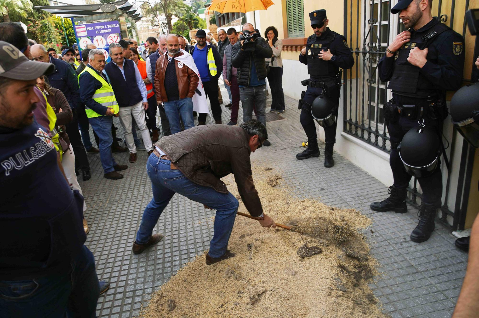 Concentración de agricultores en las puertas de la Subdelegación de Gobierno de Málaga, en el Paseo de Sancha.