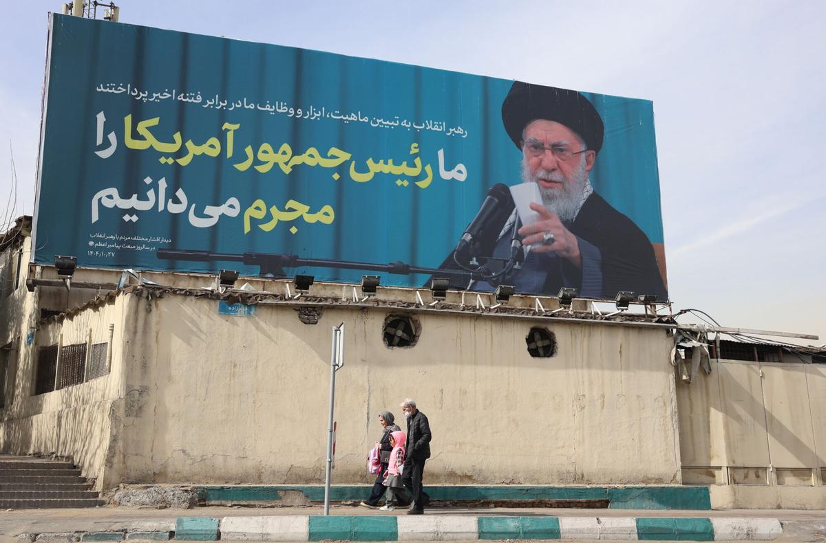 Un poster con el rostro del líder supremo de Irán, Alí Jameneí, y la frase "Reconocemos al presidente de Estados Unidos como criminal tras las protestas antigubernamentales", en una calle de Teherán este lunes.