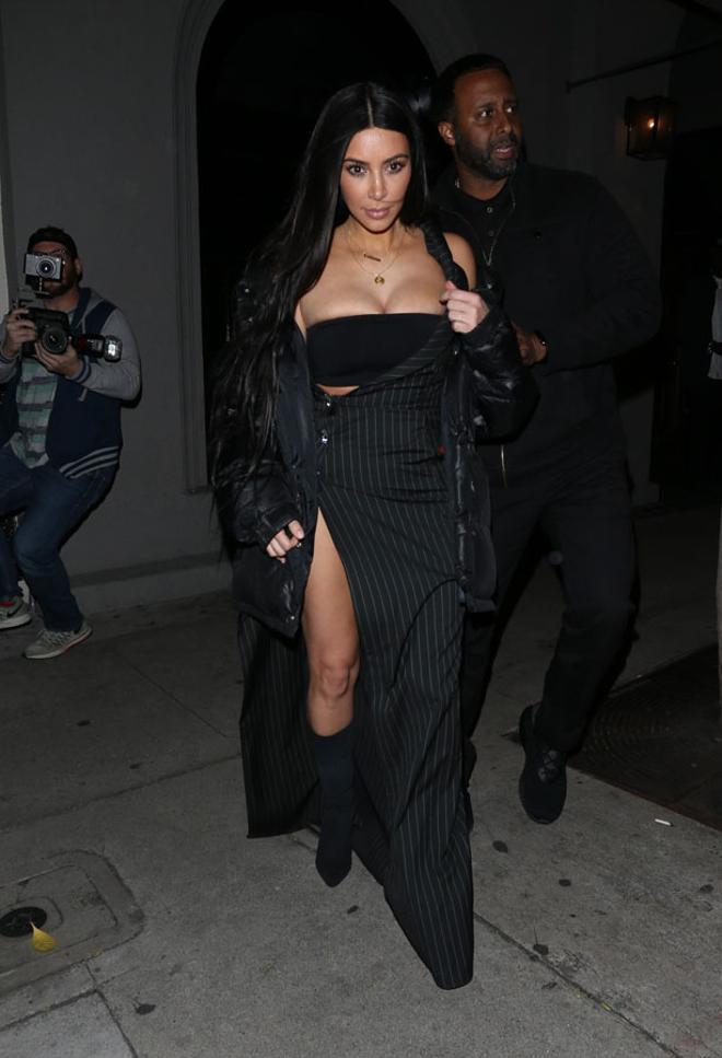 Kim Kardashian con vestido abierto