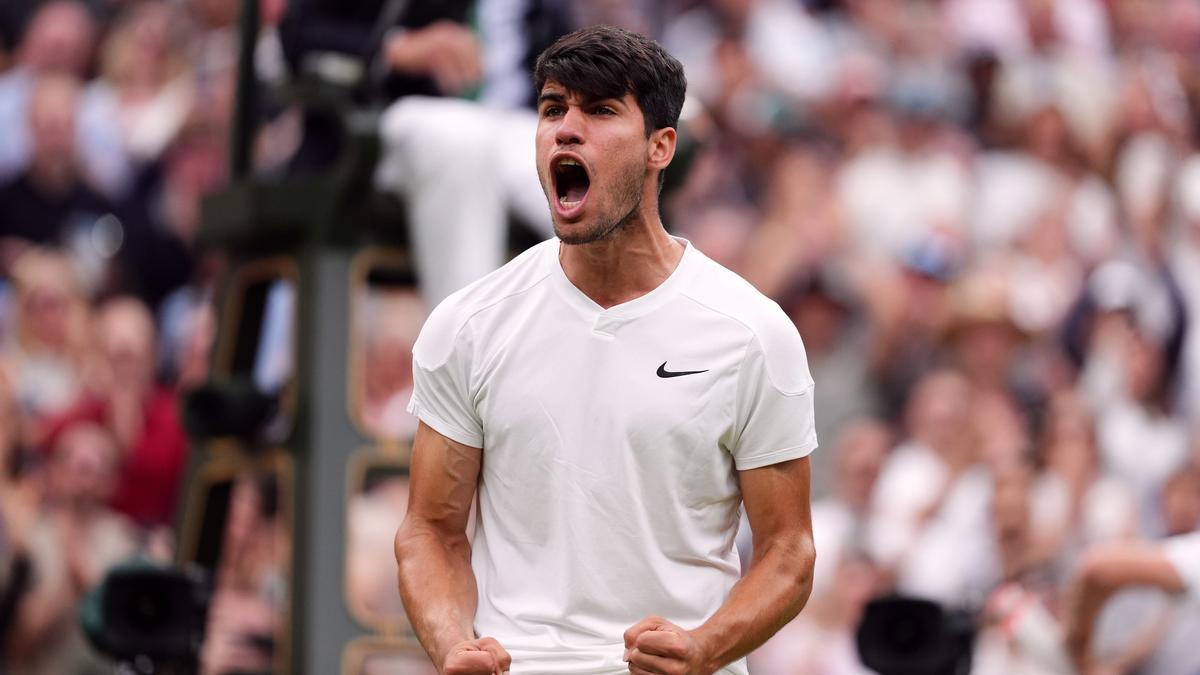 Carlos Alcaraz celebra el triunfo sobre Ugo Humbert en Wimbledon 2024.