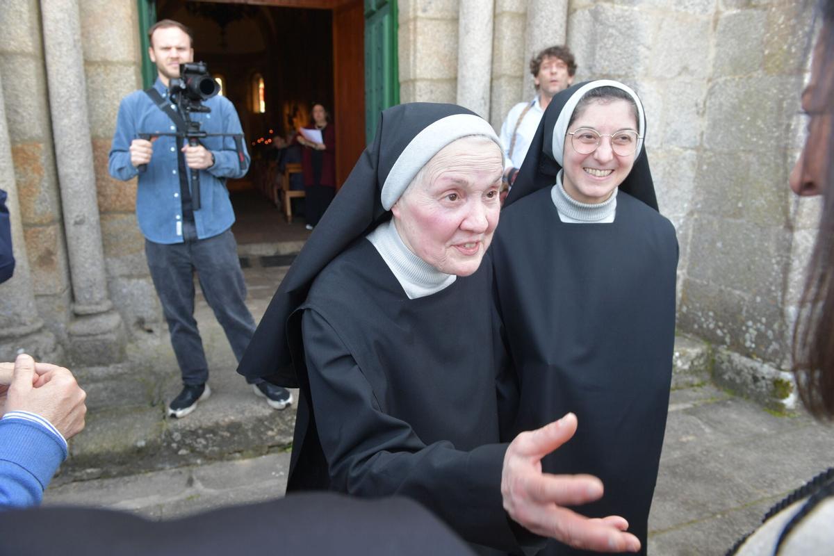La monja archivera de San Paio de Antealtares, Carmen Bellas, y la madre abadesa del monasterio, Almudena Vilariño, saludan a los fieles en la conmemoración.