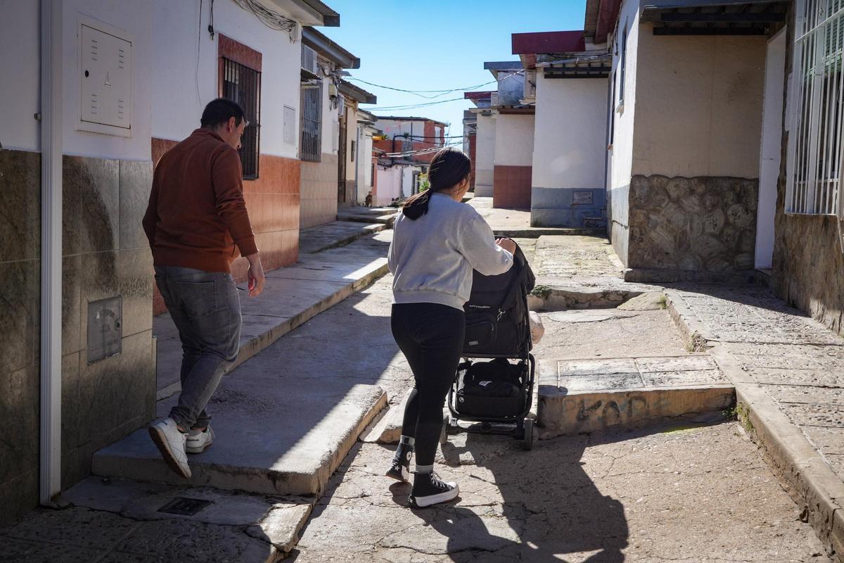 El estado de las aceras de la barriada.