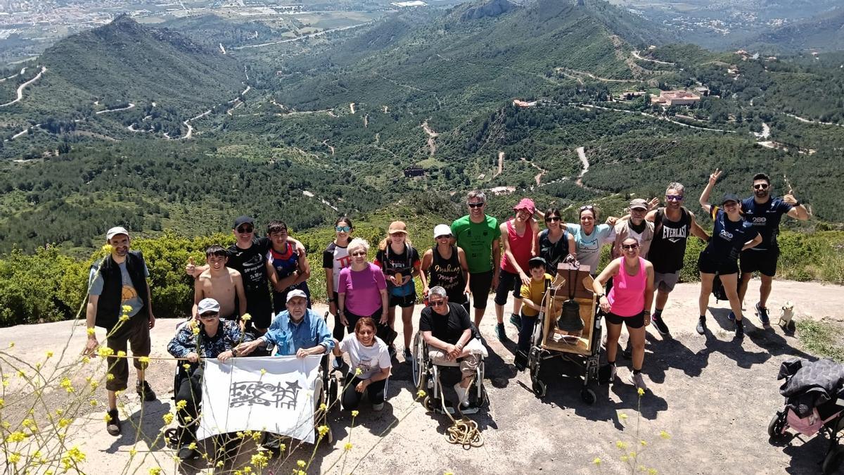 El grupo en la cima tras haber logrado superar la ruta.