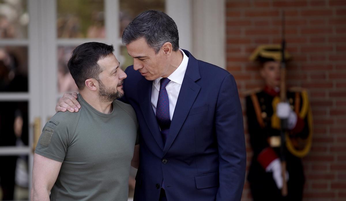 El presidente del Gobierno, Pedro Sánchez, recibe al presidente de Ucrania, Volodímir Zelenski, en La Moncloa el pasado 27 de mayo.