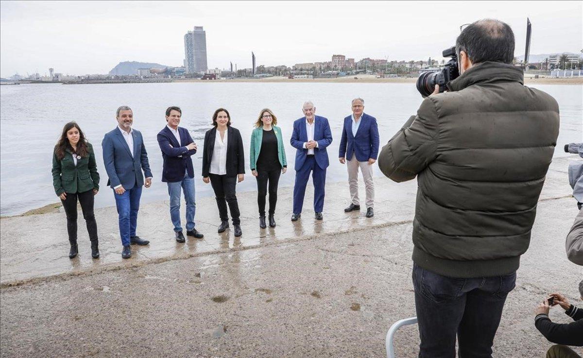 El jefe de Fotografía de El Periódico, Julio Carbó, realiza la foto a los candidatos al Ajuntament de Barcelona.