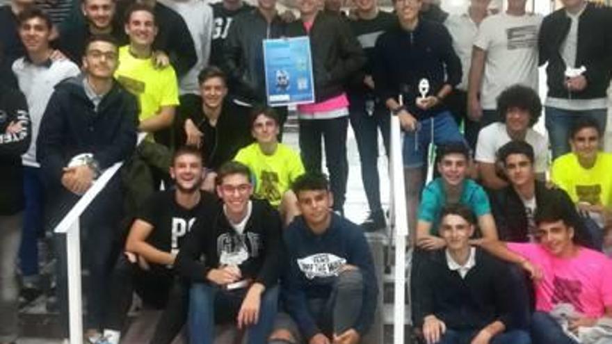 Los participantes posando con el padre de Marcos tras la entrega de los trofeos