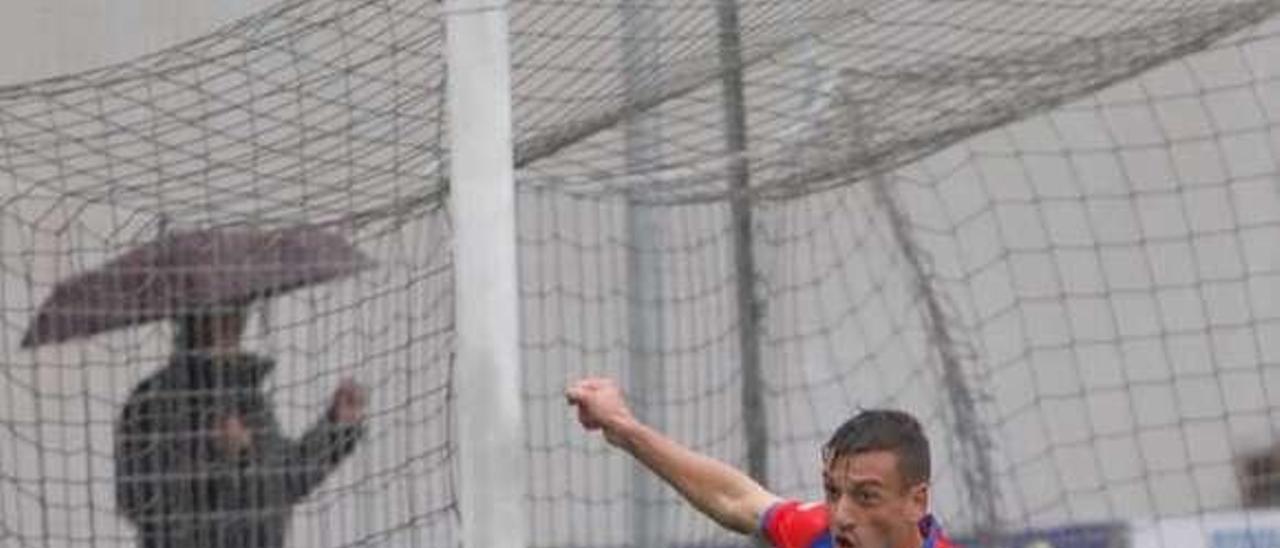 Marc Nierga celebra el gol que le dio la victoria al Langreo frente a Las Palmas Atlético.