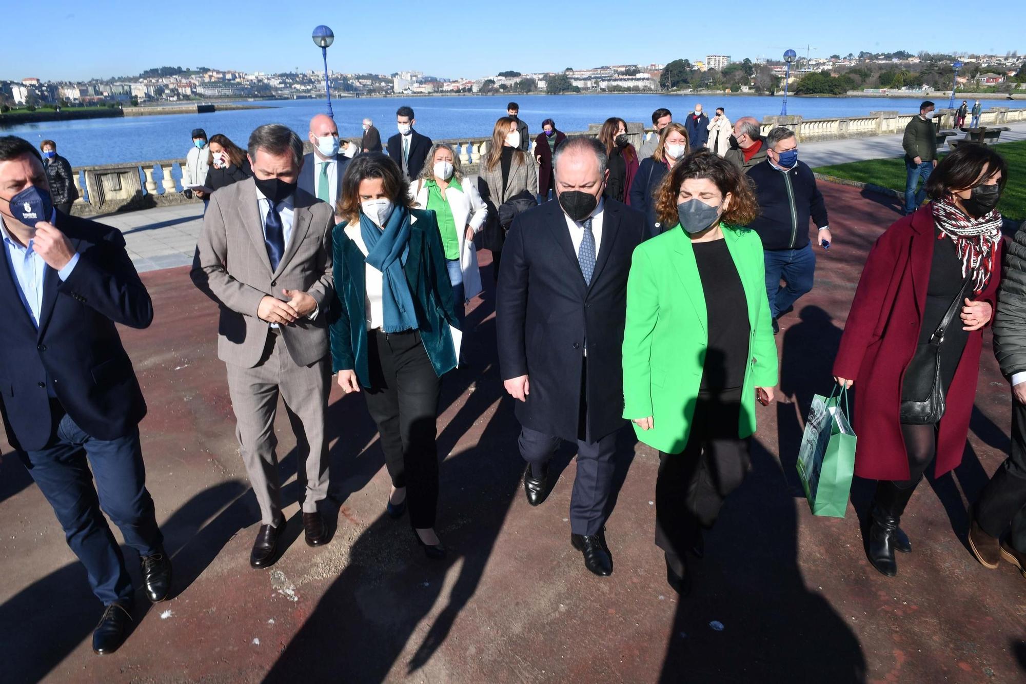 Visita oficial de autoridades con motivo de las obras de dragado de la ría de O Burgo.