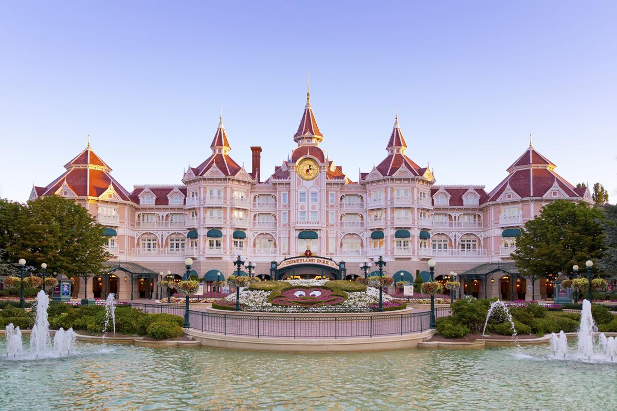 La entrada del recién renovado Disneyland Hotel