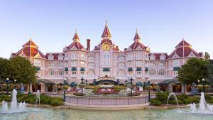 La entrada del recién renovado Disneyland Hotel