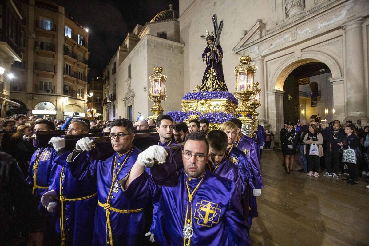 Pasión en la procesión de Nuestro Padre Jesús en la Concatedral de San Nicolás de Alicante