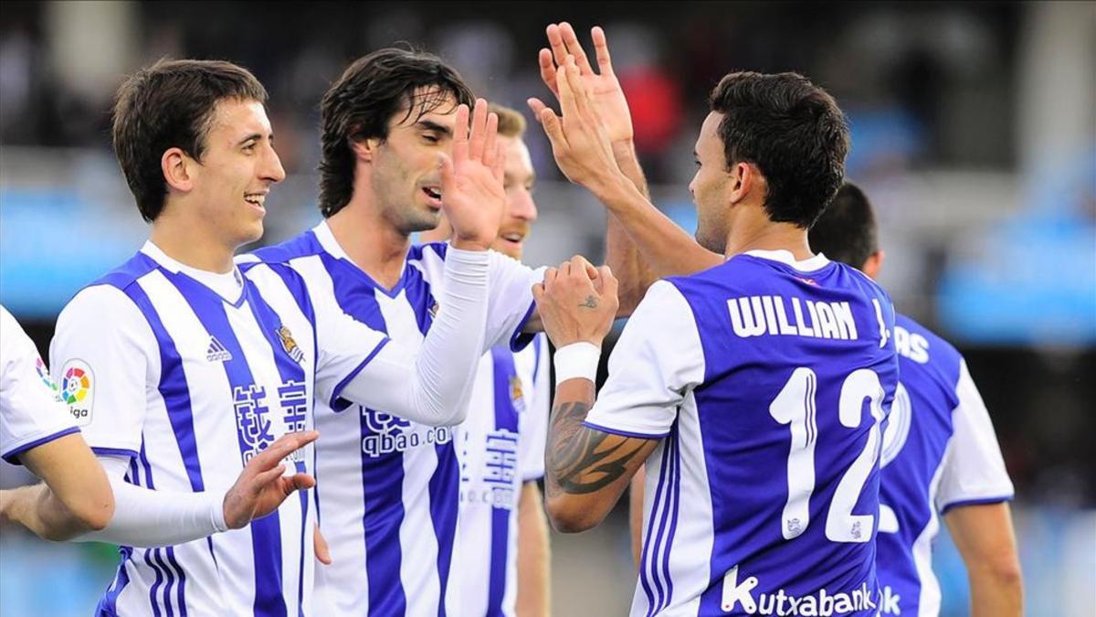 Willian José, autor de los dos primeros goles de la Real, es felicitado por sus compañeros