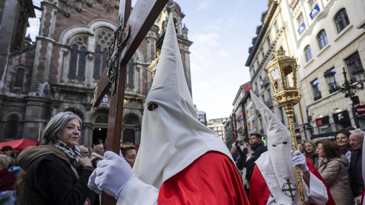 La procesión del Cautivo de Oviedo libera a un preso por primera vez desde 2023