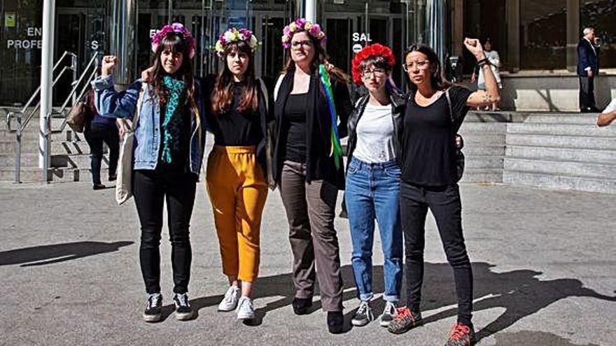 Activistas de Femen protestan, ayer, ante el juzgado contra la detención de la mujer.