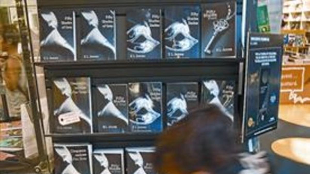 La trilogía 'Cincuenta sombras de Grey', en el expositor de más vendidos de la Fnac El Triangle, ayer.