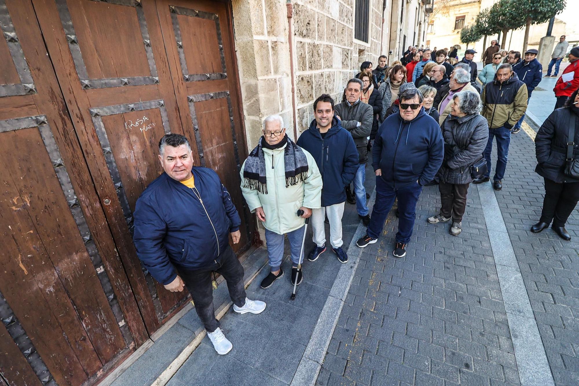 Los primeros compradores de las sillas, que han hecho más de cinco horas de cola y procedían de Benidorm