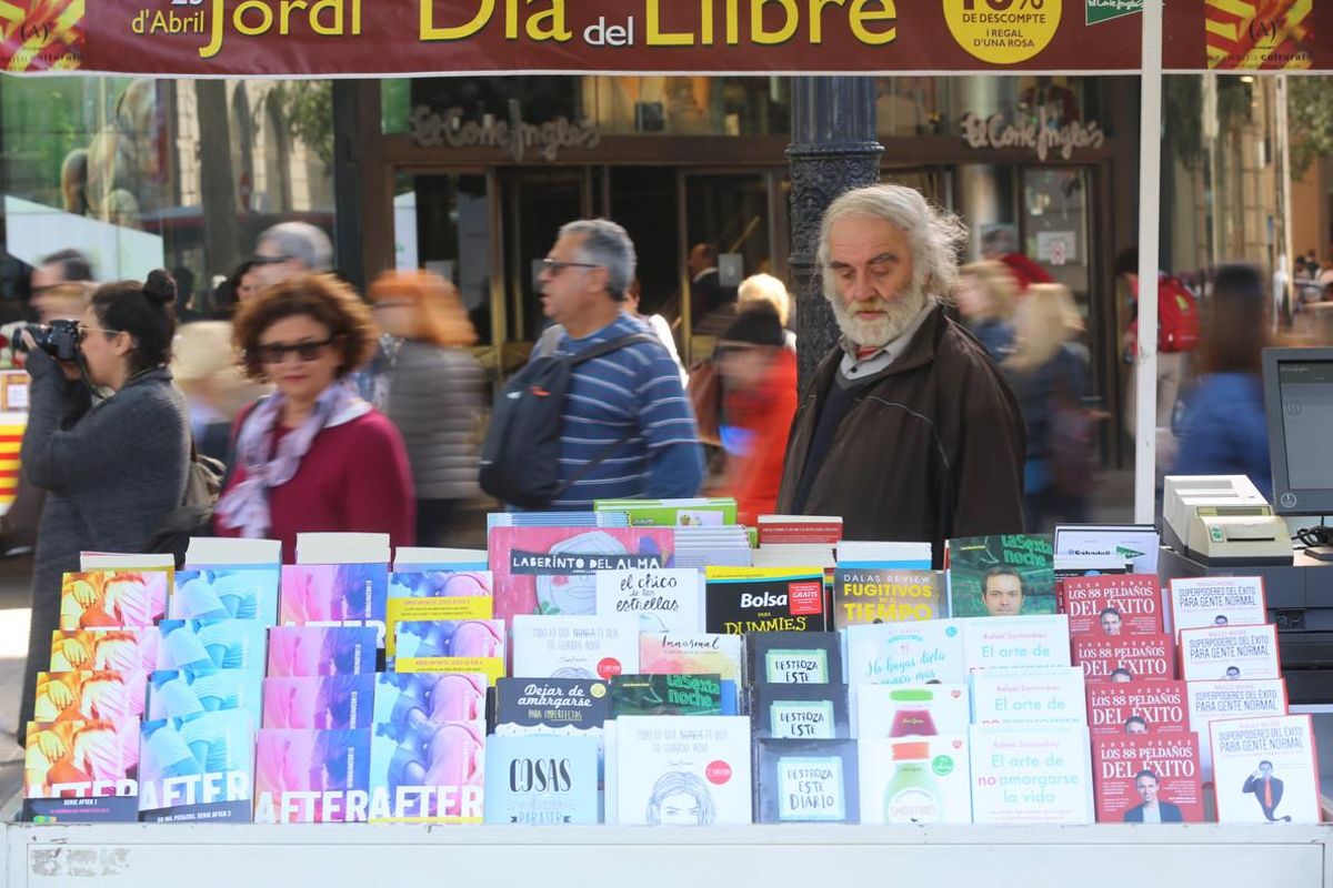 Una parada de libros en plaza de Catalunya.